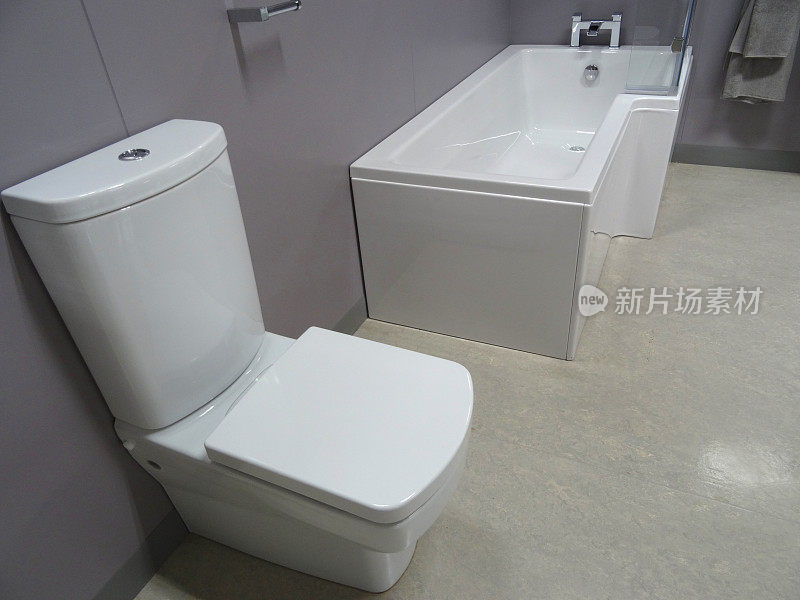 现代浴室，白色l型淋浴，玻璃淋浴屏，马桶/厕所